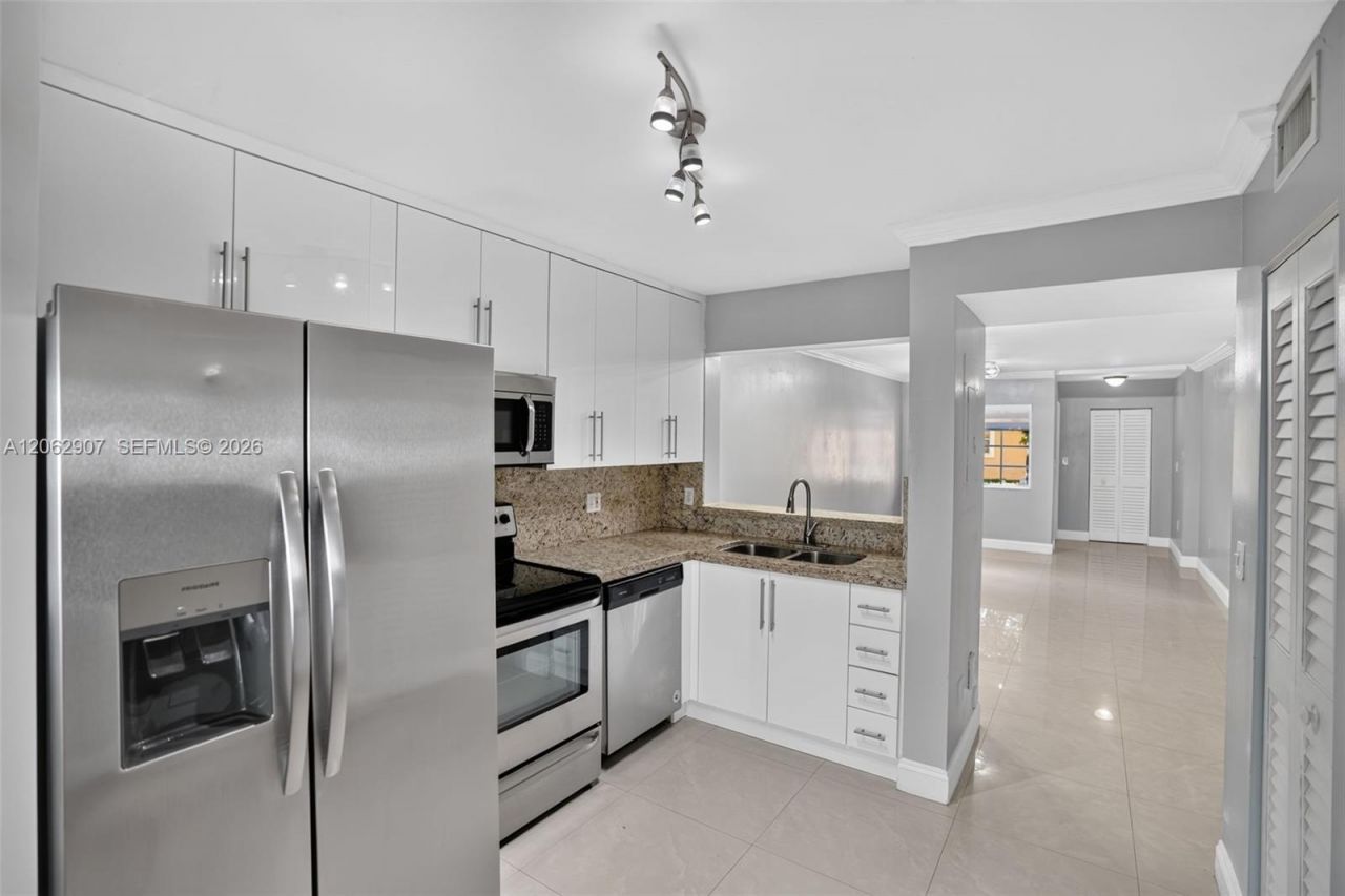 7085 NW 173rd Dr, Unit 403, Hialeah, FL 33015 Photo