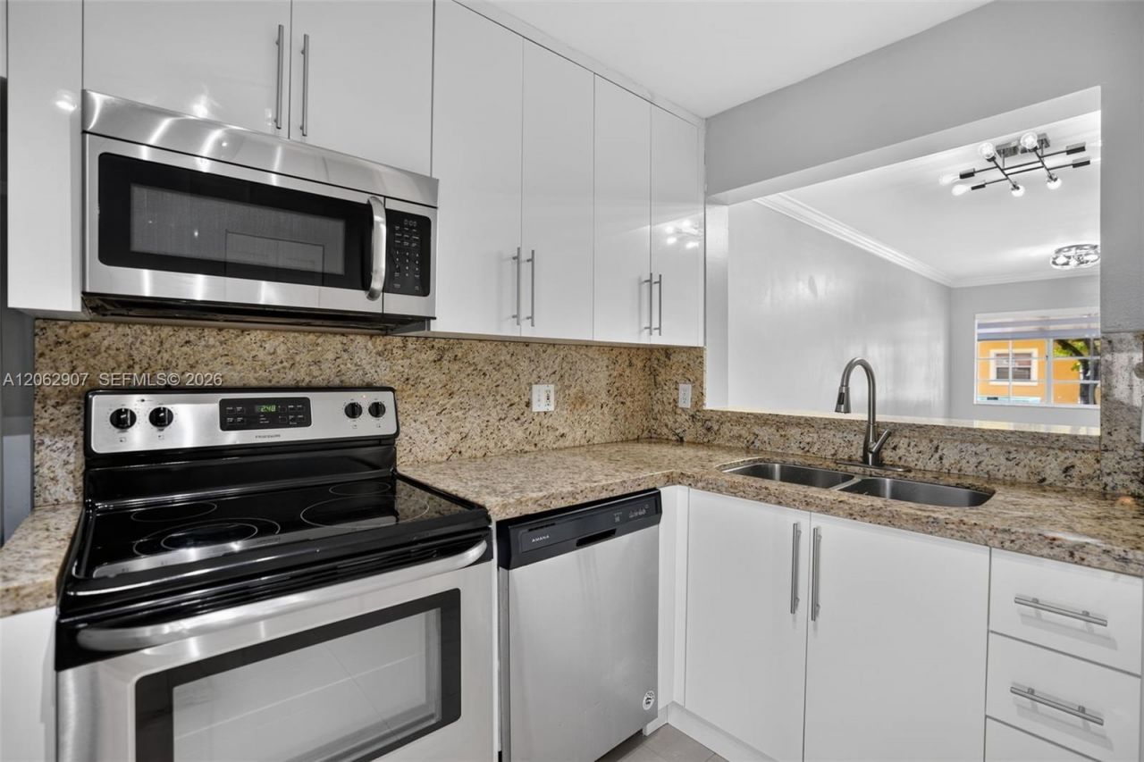 7085 NW 173rd Dr, Unit 403, Hialeah, FL 33015 Photo