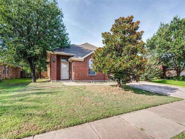 1351 Clearwater Drive , Grand Prairie, TX 75052