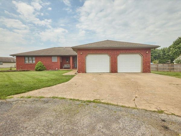 1603 Davis Circle , Mountain Grove, MO 65711