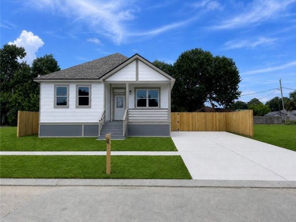 56 W CHALMETTE Circle , Chalmette, LA 70043