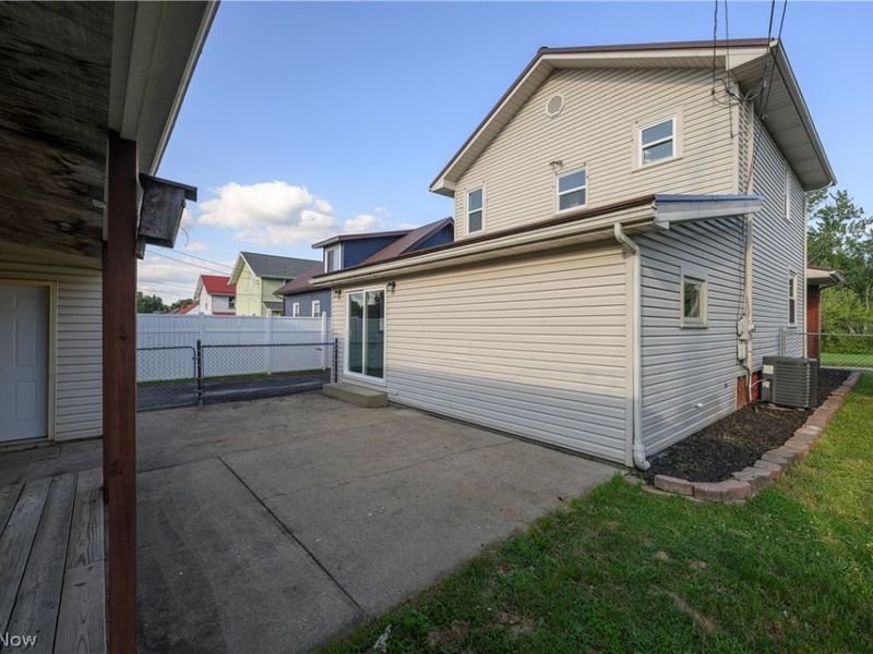 320 Oak Street, Uhrichsville, OH 44683 Photo 4