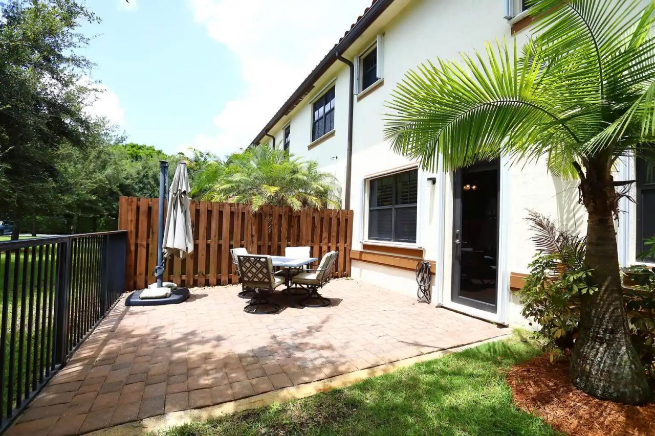807 E Village Circle, Davie, FL 33325 Photo