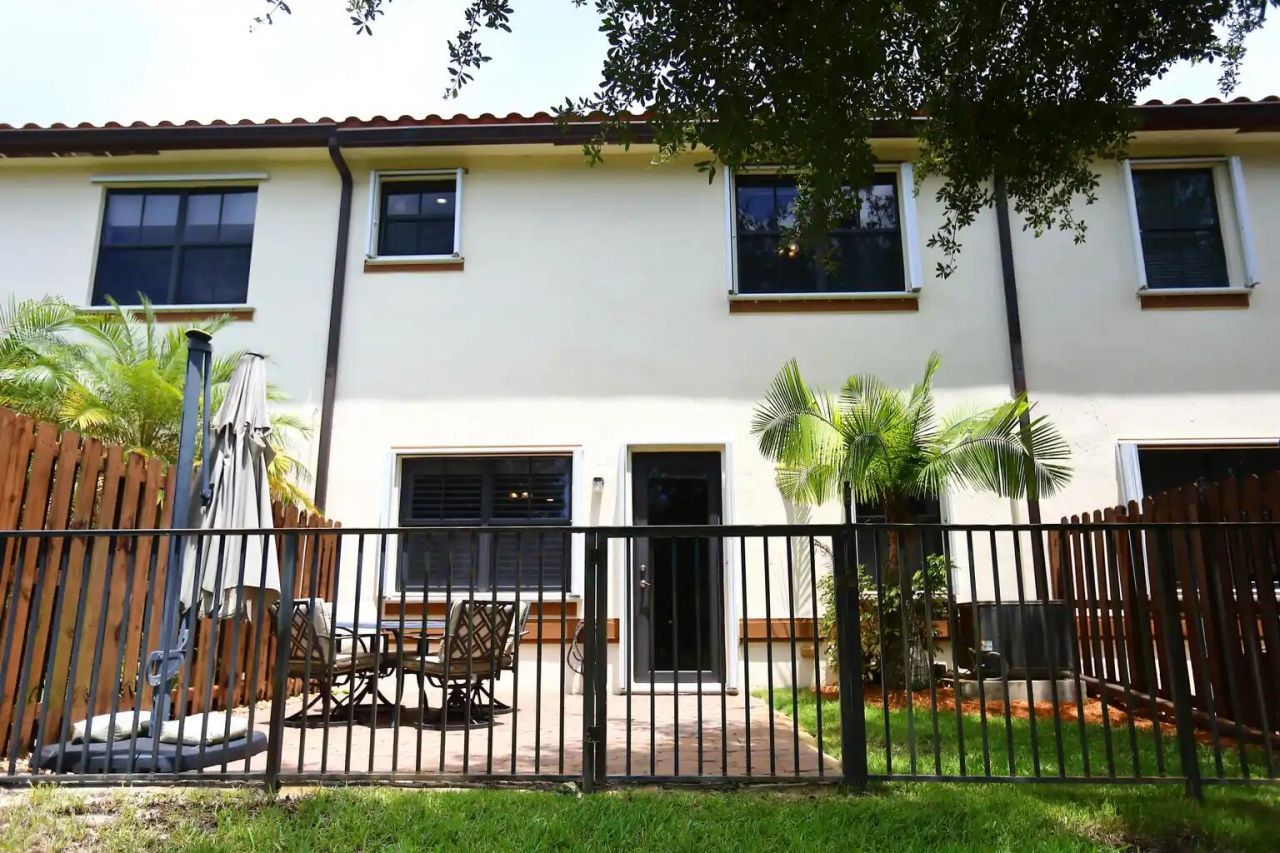 807 E Village Circle, Davie, FL 33325 Photo