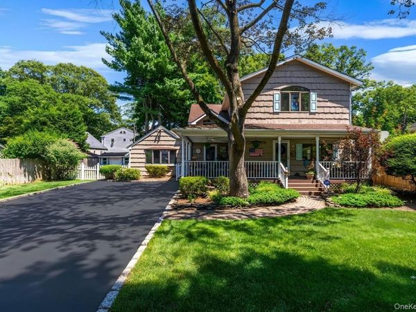 24 Luther Place , Huntington Station, NY 11746