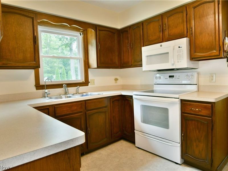 224 Old Oak Drive, Cortland, OH 44410 Photo 18