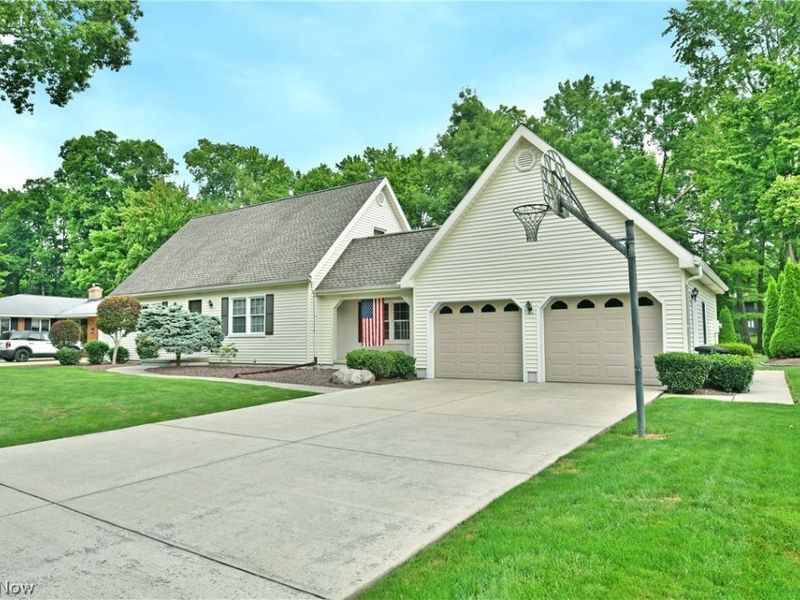 224 Old Oak Drive, Cortland, OH 44410 Photo 2