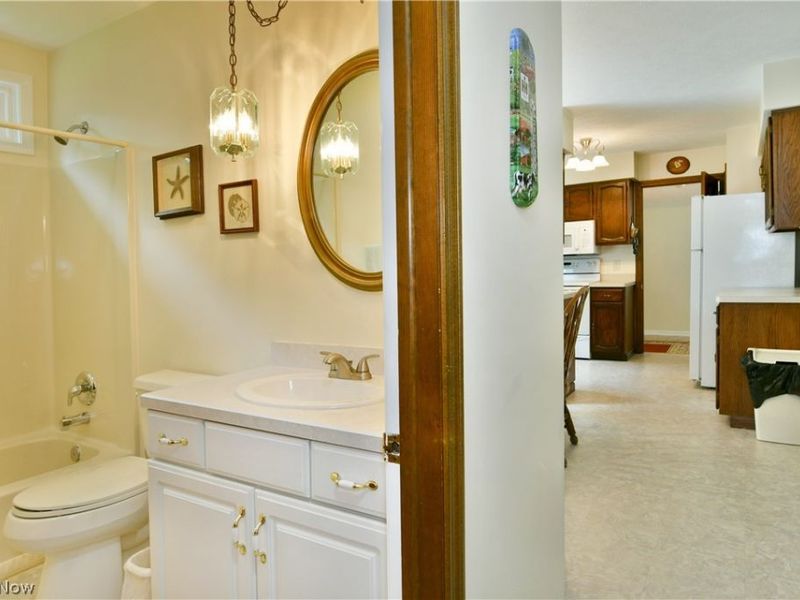 224 Old Oak Drive, Cortland, OH 44410 Photo 24
