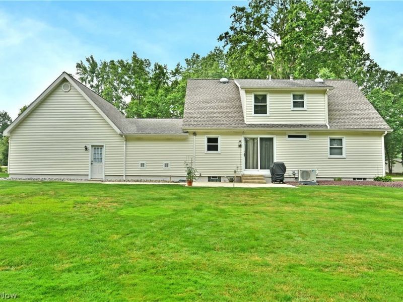 224 Old Oak Drive, Cortland, OH 44410 Photo 6