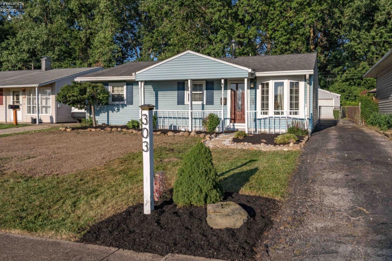 303 Erieview, Sheffield Lake, OH 44054 Main Photo