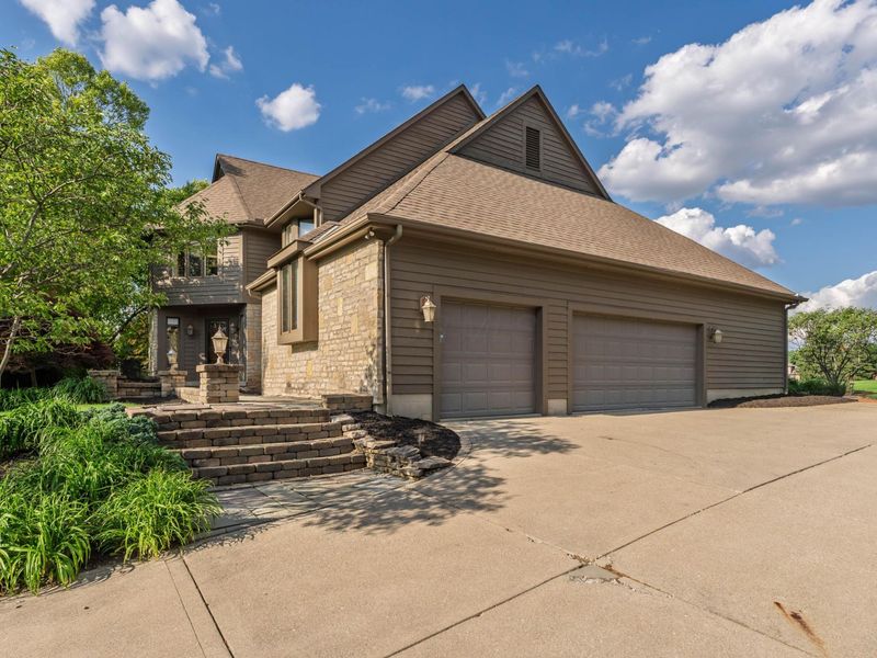 8460 Davington Drive , Dublin, OH 43017 Photo 3