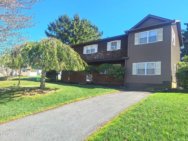 13 Park Lane N, Mountaintop, PA 18707