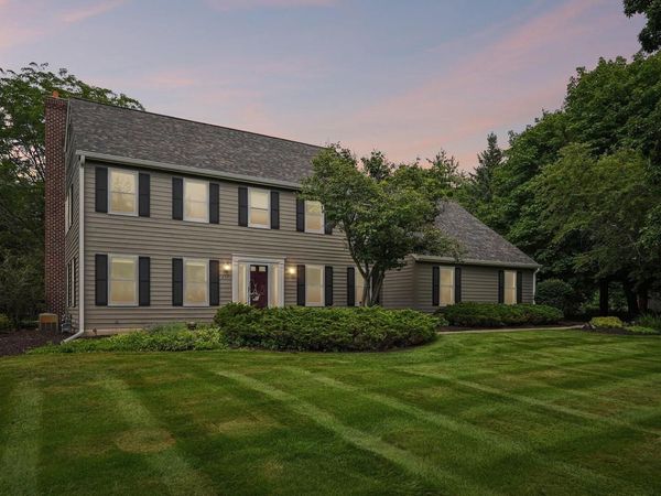 237 Hickory DRIVE, Delafield, WI 53018