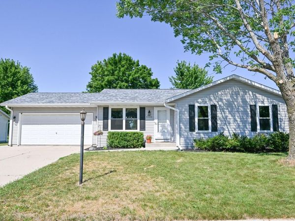 W201N16255 Ash DRIVE, Jackson, WI 53037
