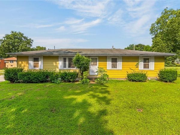 28 Forest Lane, Lexington, MO 64067
