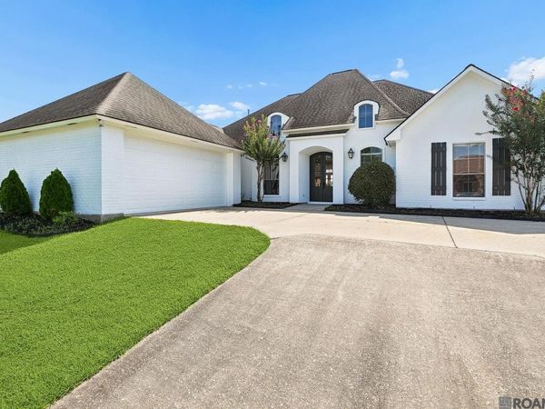 6982 Lakecrest Dr, Zachary, LA 70791