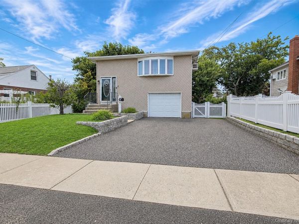 11 Farragut Avenue , Lindenhurst, NY 11757