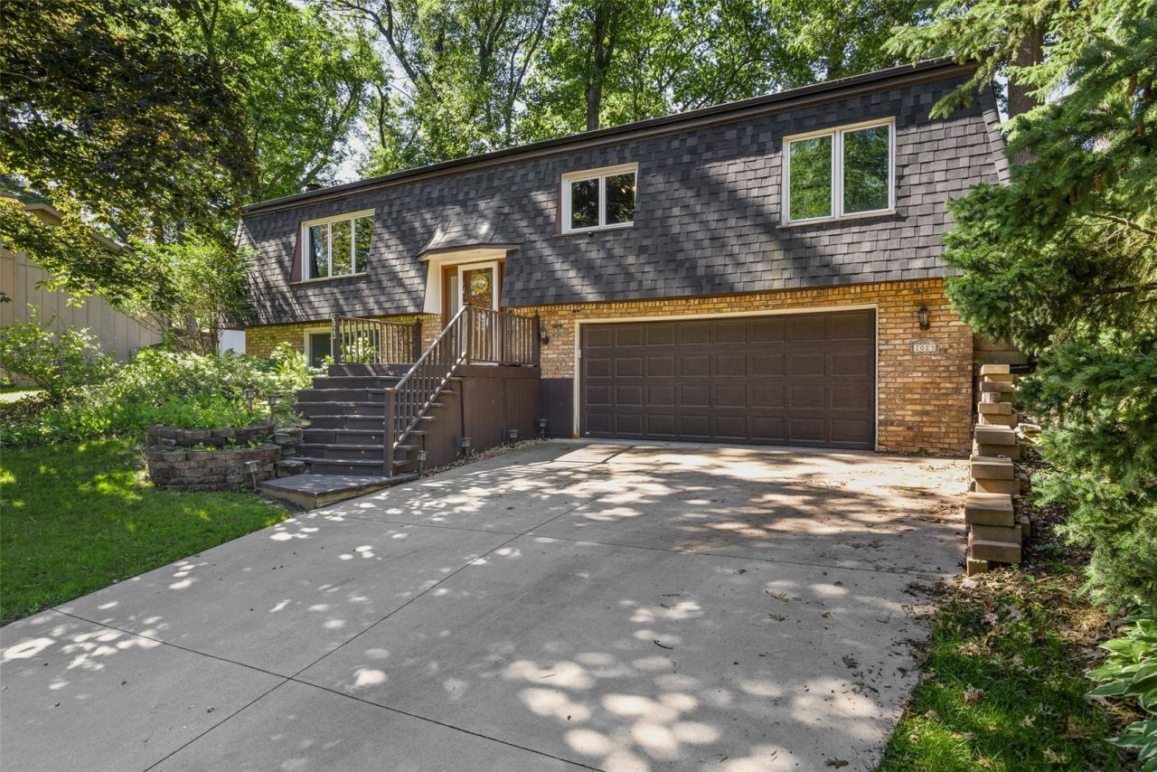 2023 Sandalwood Drive Ne, Cedar Rapids, IA 52402 Main Photo