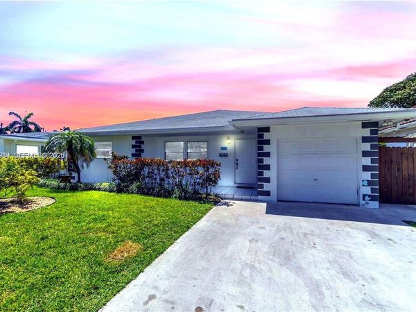 806 NE 4th St , Hallandale Beach, FL 33009