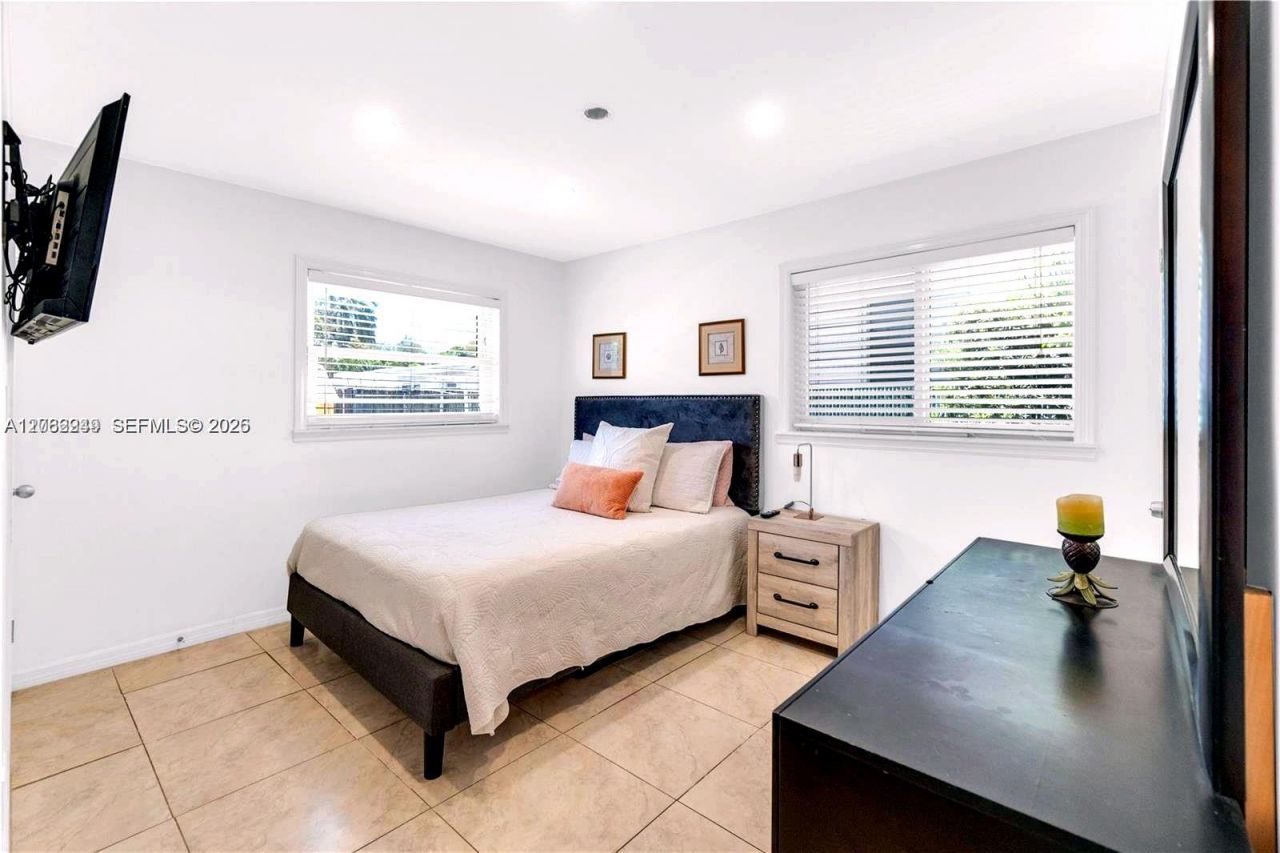 806 NE 4th St , Hallandale Beach, FL 33009 Photo