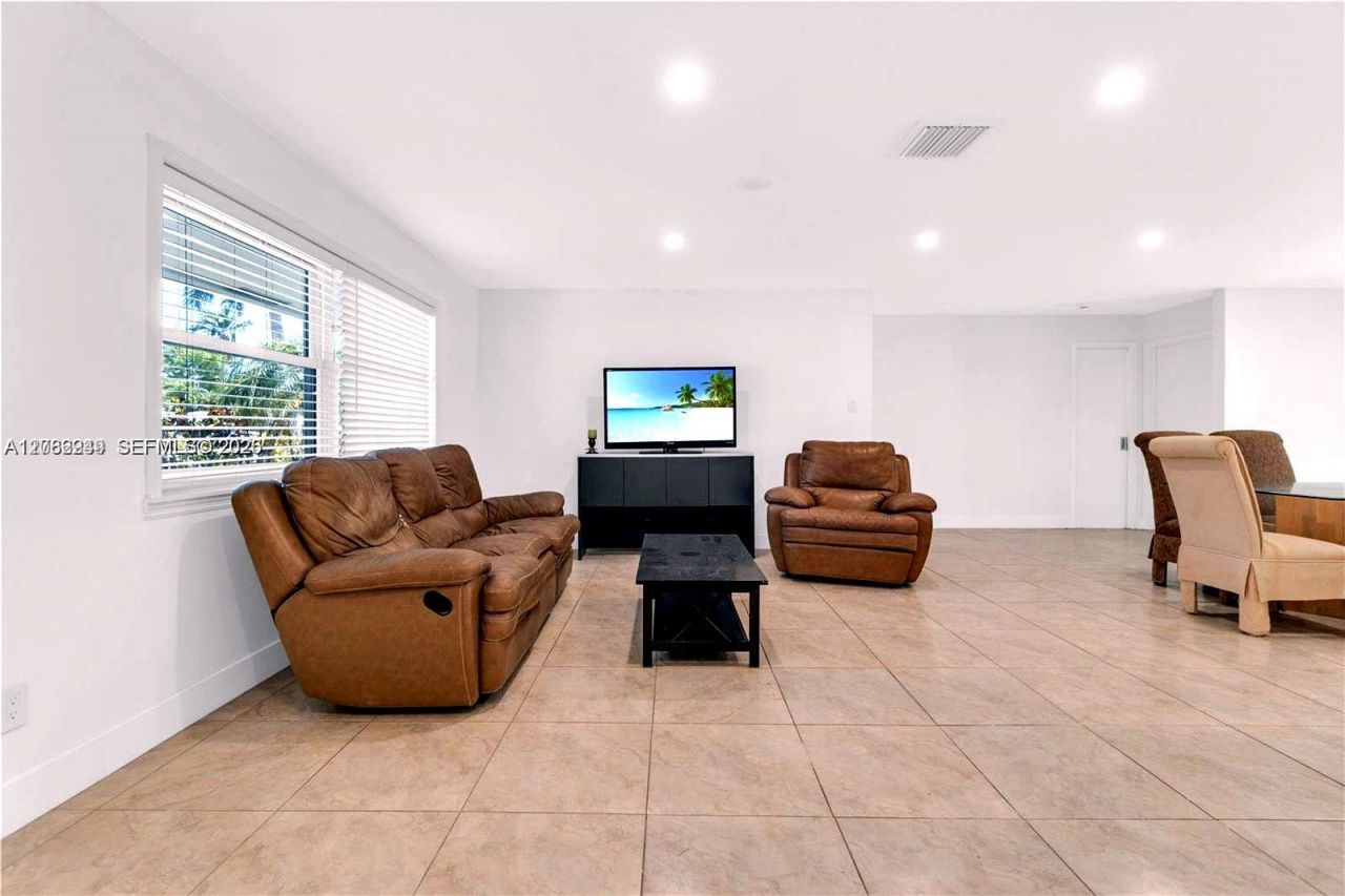 806 NE 4th St , Hallandale Beach, FL 33009 Photo