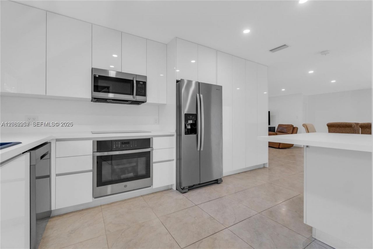 806 NE 4th St, Unit ., Hallandale Beach, FL 33009 Photo