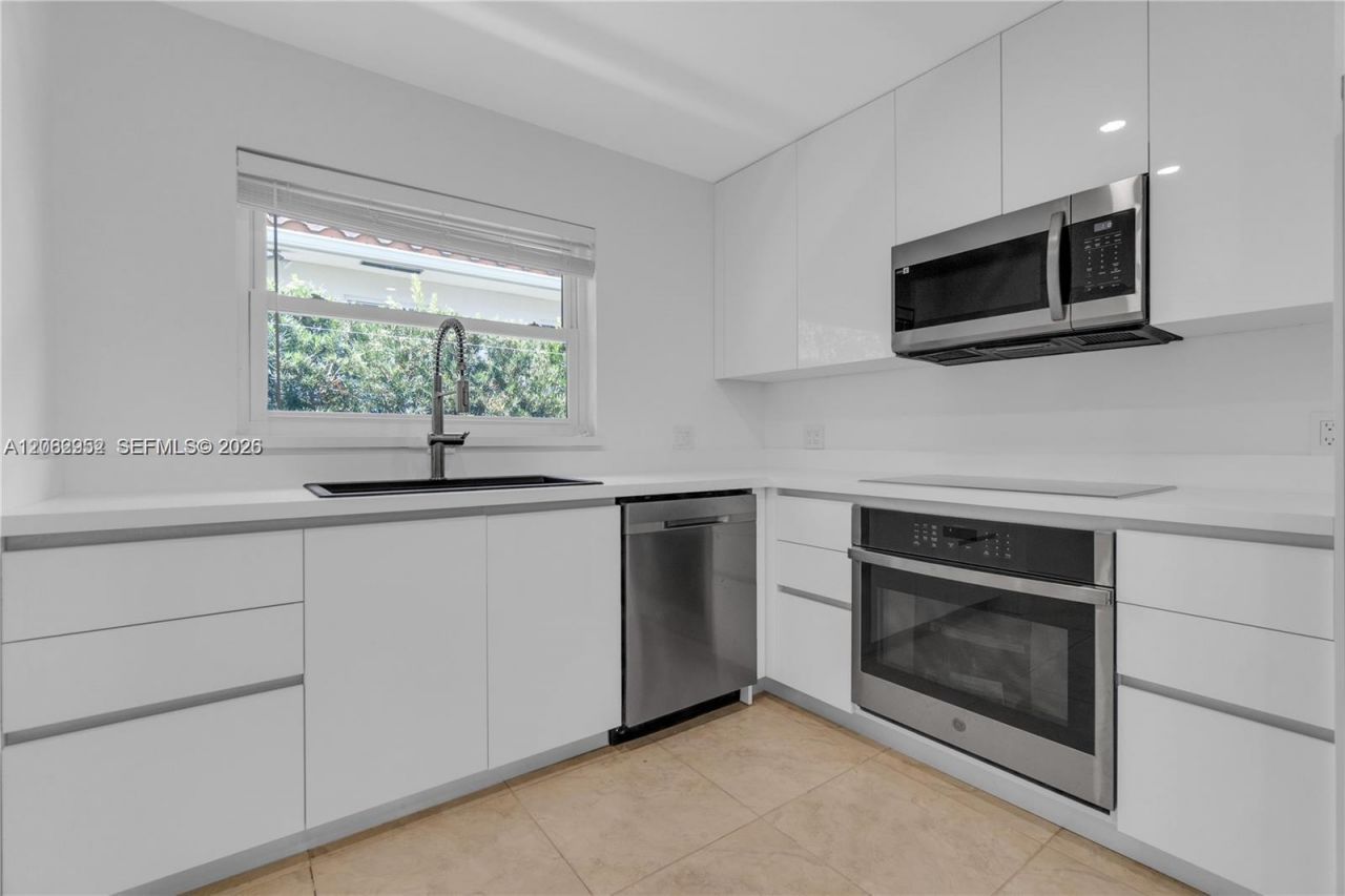 806 NE 4th St, Unit ., Hallandale Beach, FL 33009 Photo