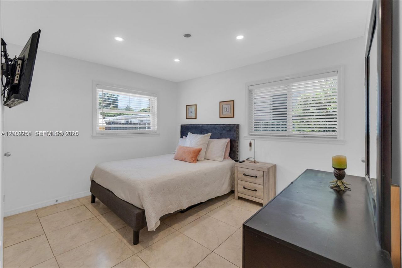 806 NE 4th St, Unit ., Hallandale Beach, FL 33009 Photo