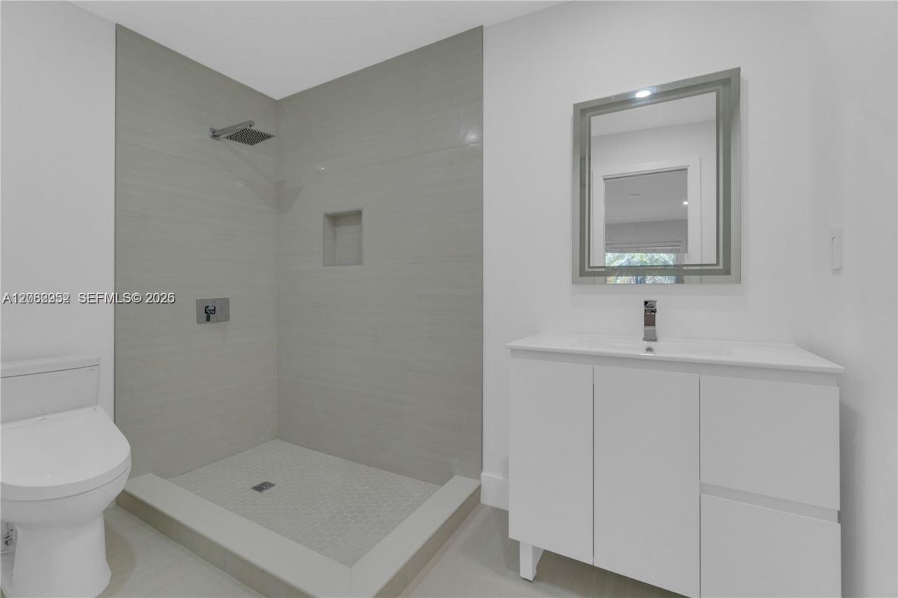 806 NE 4th St, Unit ., Hallandale Beach, FL 33009 Photo