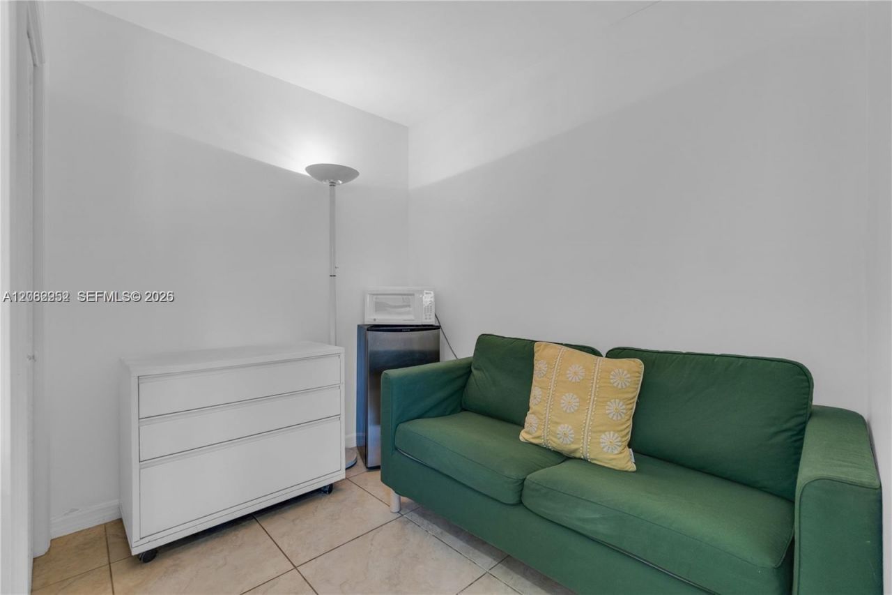 806 NE 4th St, Unit ., Hallandale Beach, FL 33009 Photo