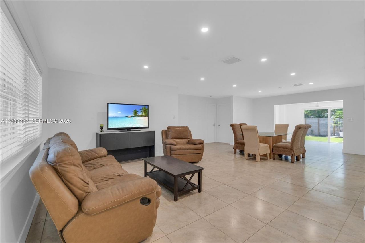806 NE 4th St, Unit ., Hallandale Beach, FL 33009 Photo