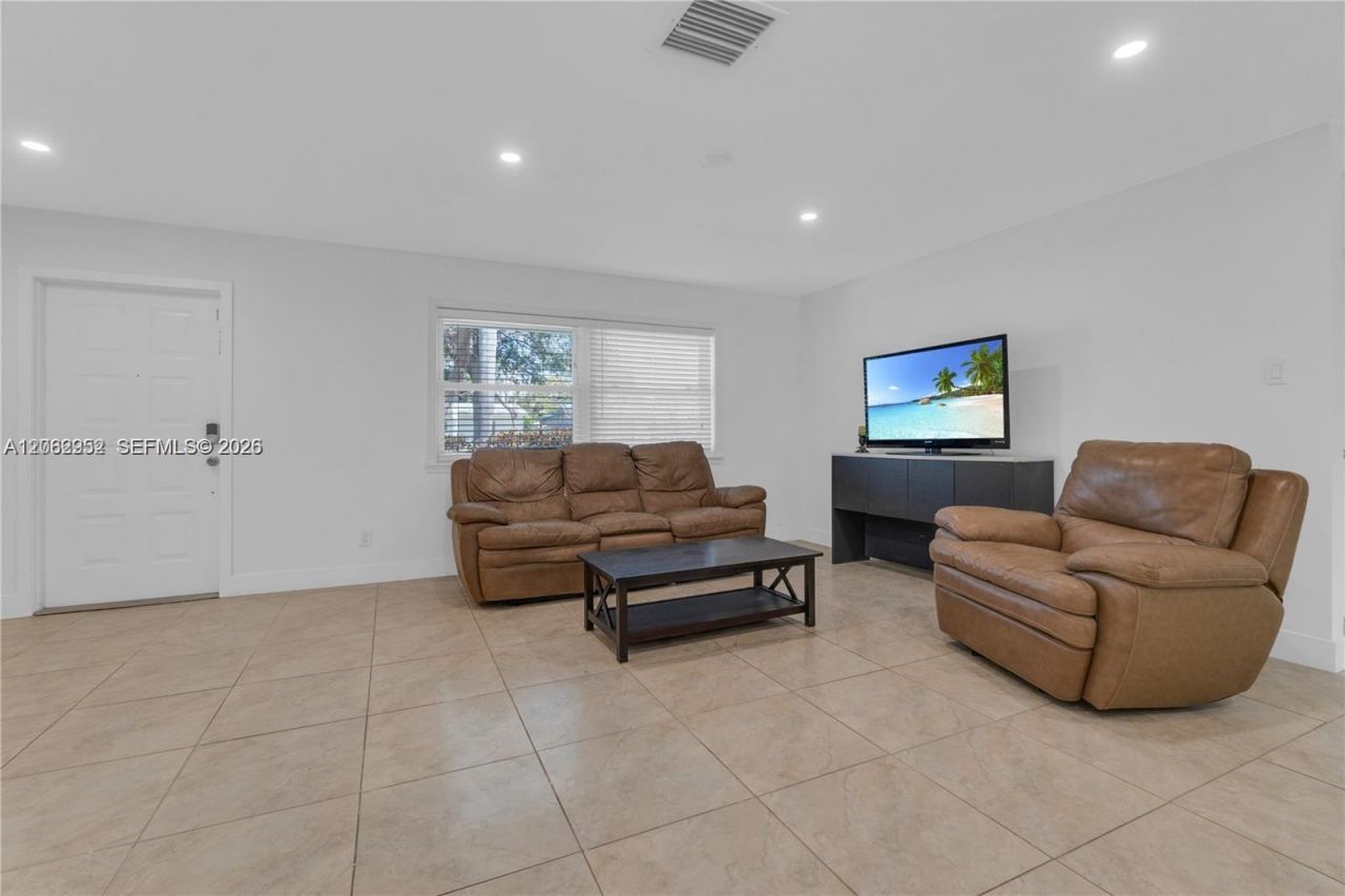 806 NE 4th St, Unit ., Hallandale Beach, FL 33009 Photo