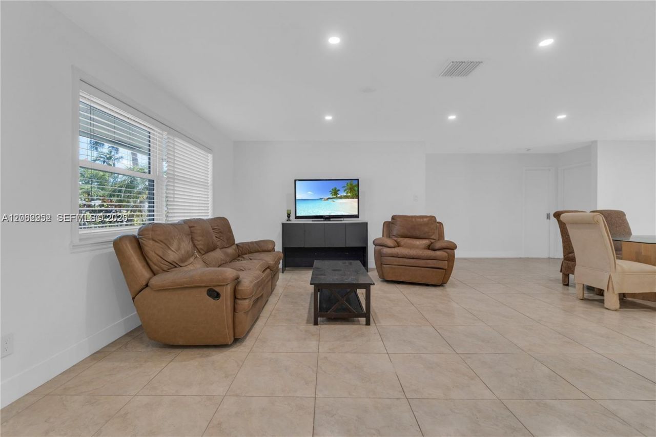 806 NE 4th St, Unit ., Hallandale Beach, FL 33009 Photo