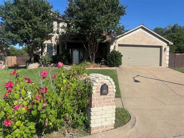 800 Joshua Drive , Burleson, TX 76028