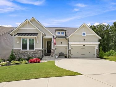 7012 Cottage Grove Drive, Flowery Branch, GA 30542