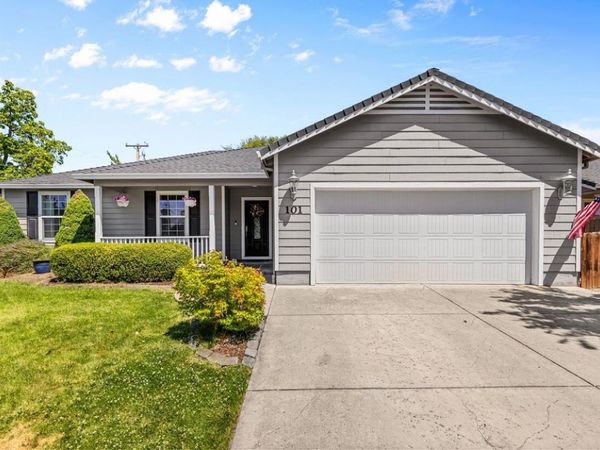 101 Aberdeen Lane, Eagle Point, OR 97524
