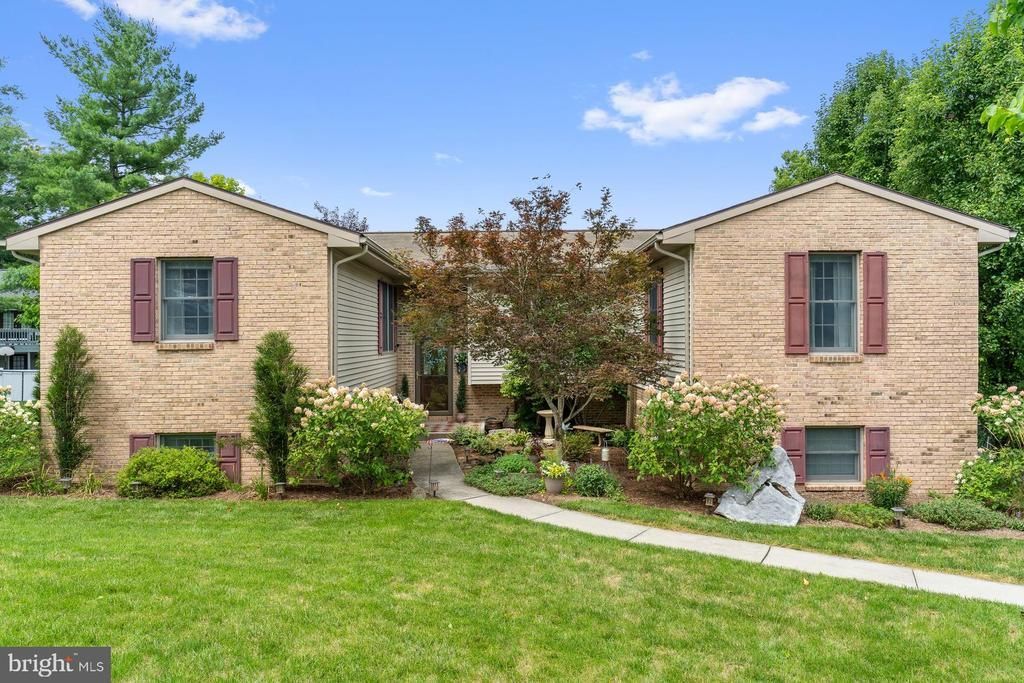 228 N DUKE STREET, HUMMELSTOWN, PA 17036