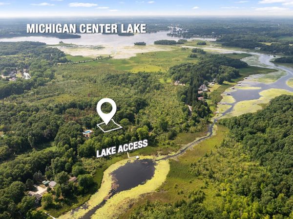 3 Peninsula Drive, Jackson, MI 49201