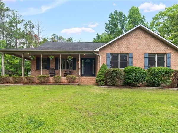 7150 Belews Run Road , Walnut Cove, NC 27052