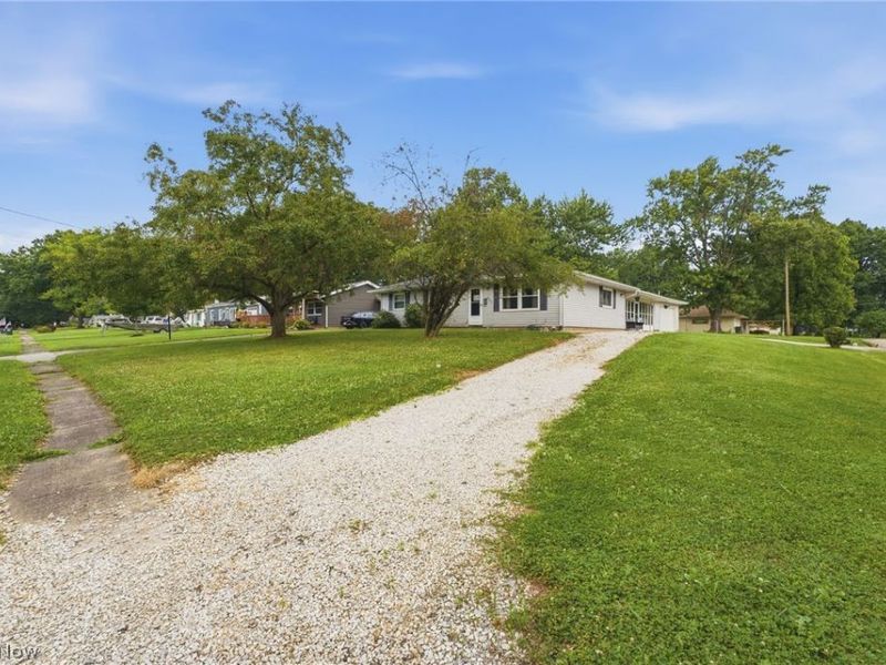 407 Dorwood Drive, Alliance, OH 44601 Photo 2