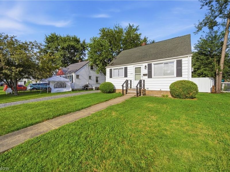 2643 Fletcher Avenue NE, Canton, OH 44705 Photo 2