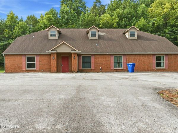 2215 S Roane St, Harriman, TN 37748