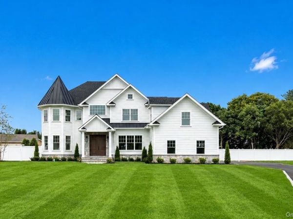 2 D'Amico Court , Melville, NY 11747
