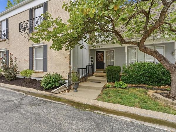 8721 Riggs Lane, Overland Park, KS 66212