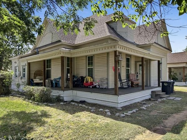 303 N Douglas Avenue , Cleburne, TX 76033