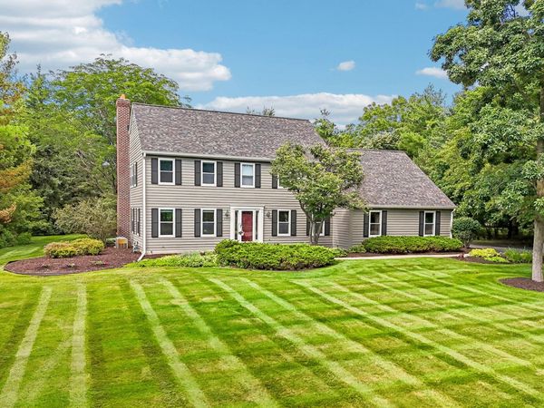 237 Hickory Dr, Delafield, WI 53018