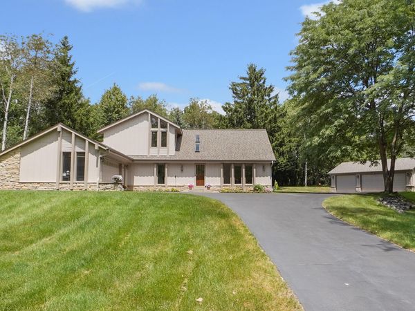 N11W31116 Bunker Hill Trl, Delafield, WI 53018
