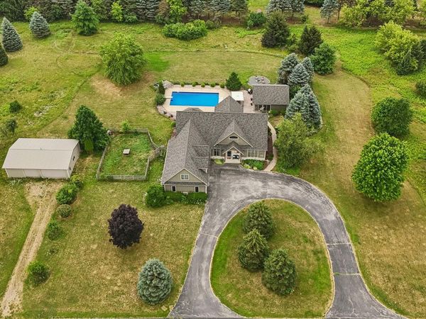 W287N8810 Center Oak Rd, Merton, WI 53029