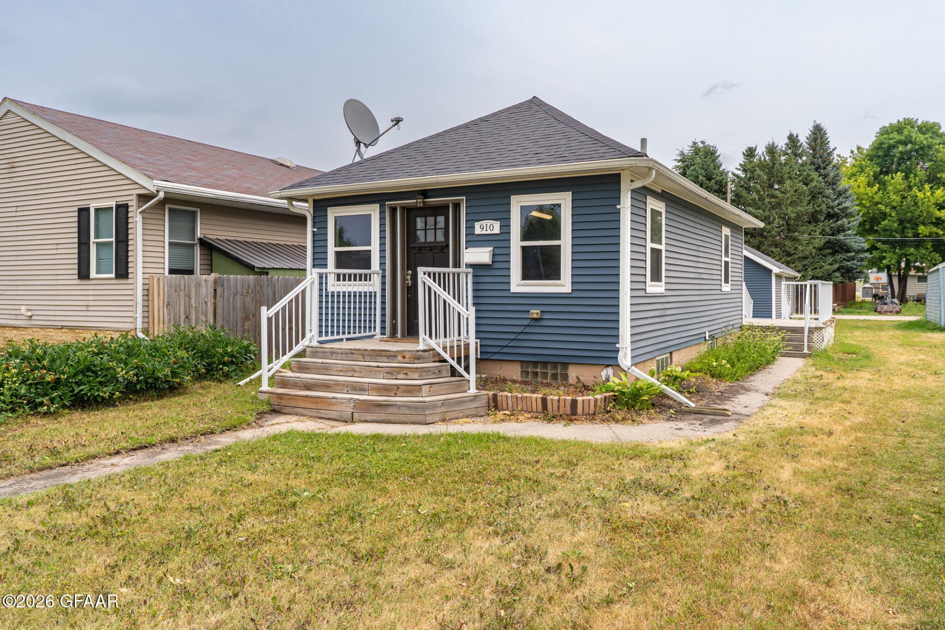 910 2nd Avenue Ne, East Grand Forks, MN 56721 Main Photo