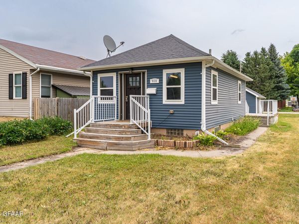 910 2ND Avenue NE, East Grand Forks, MN 56721